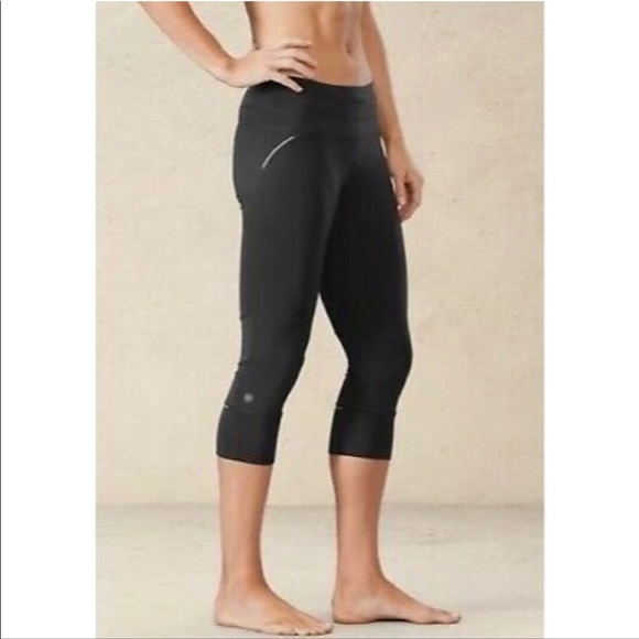 Athleta 8629 Black Relay Capri Leggings 